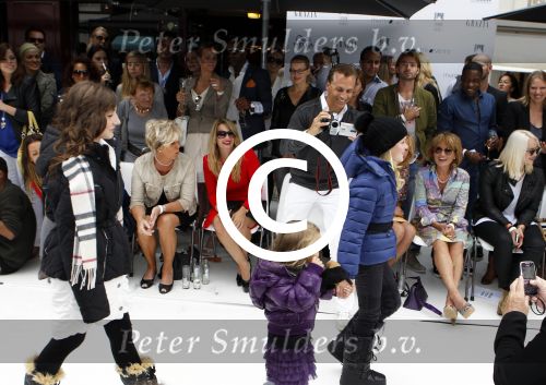 Amsterdam 4 september 2011
Grazia PC Catwalk op de pc hooftstraat. Robert en Claudia Schoemacher kijken naar modeshow met hun dochter Olivia
Peter Smulders bv