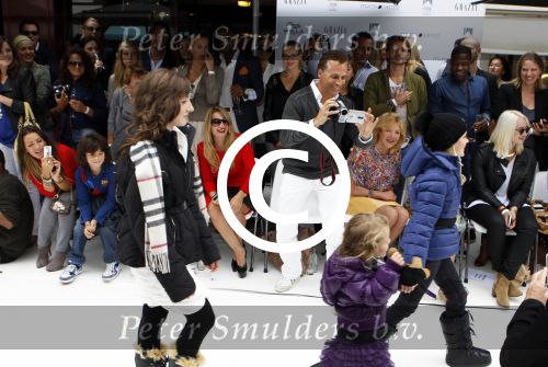 Amsterdam 4 september 2011
Grazia PC Catwalk op de pc hooftstraat. Robert en Claudia Schoemacher kijken naar modeshow met hun dochter Olivia
Peter Smulders bv