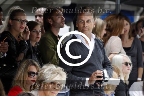 Amsterdam 4 september 2011
Grazia PC Catwalk op de pc hooftstraat. Robert en Claudia Schoemacher kijken naar modeshow met hun dochter Olivia
Peter Smulders bv
