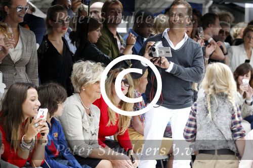 Amsterdam 4 september 2011
Grazia PC Catwalk op de pc hooftstraat. Robert en Claudia Schoemacher kijken naar modeshow met hun dochter Olivia
Peter Smulders bv
