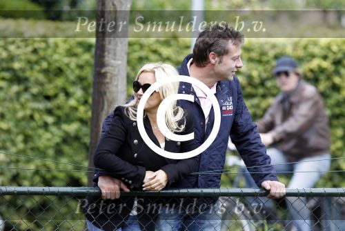 Laren 1 september 2011
Tatjana en vriend Peter Mijnen verliefd bij de hertjes in Laren.
Peter Smulders bv