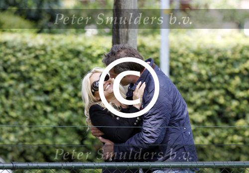 Laren 1 september 2011
Tatjana en vriend Peter Mijnen verliefd bij de hertjes in Laren.
Peter Smulders bv