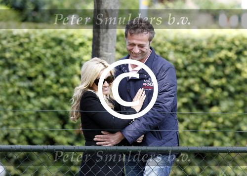 Laren 1 september 2011
Tatjana en vriend Peter Mijnen verliefd bij de hertjes in Laren.
Peter Smulders bv