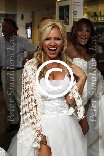 Roelofarendsveen 25 augustus 2011
Opnames diva\'s draaien door met Patty Brard Patricia Paay en Tatjana.
Ze organiseren modeshow in kringloopwinkel en lopen zelf in trouwjurken.
Peter Smulders bv