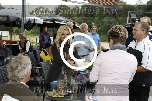 Dongen, 31 Augustus 2011
De Diva\'s met het upgraden van het clubhuis van golfclub Vossenhole
Tatjana als hulp bij de prijsuitreiking
Foto Peter Smulders