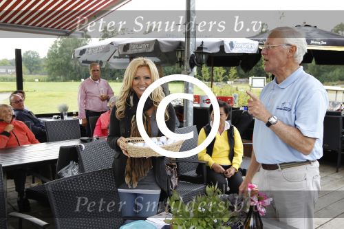 Dongen, 31 Augustus 2011
De Diva\'s met het upgraden van het clubhuis van golfclub Vossenhole
Tatjana als hulp bij de prijsuitreiking
Foto Peter Smulders