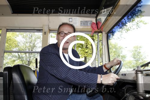 Amsterdam 2 september 2011
Presentatie tv station Peter Jan Rens. Hij gaat oa uitzenden vanuit een amerikaanse schoolbus. Ted Sluymer
Peter Smulders bv