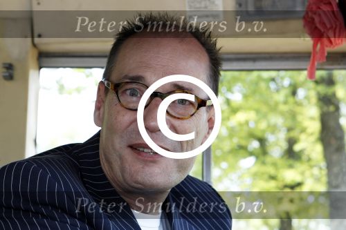 Amsterdam 2 september 2011
Presentatie tv station Peter Jan Rens. Hij gaat oa uitzenden vanuit een amerikaanse schoolbus. Ted Sluymer
Peter Smulders bv