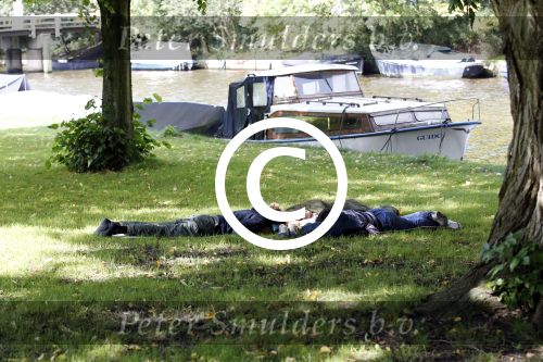 Amsterdam 10 september 2011
Piet Boon op bezoek bij de zwangere Nicolette v Dam en haar vriend Bas Smit. Nicolette en Bas hebben een nieuw huis gekocht en piet gaat ze helpen met de verbouwing. Ook de vader van Bas was erbij. Toeristen slapen op het gras
Peter Smulders bv