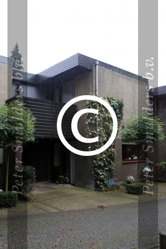 Hilversum 11 september 2011
Nieuwe huis van de moeder van Yolanthe cabau v Kasbergen dat Wesley Sneijder voor zijn schoonmoeder heeft gekocht.
Peter Smulders bv