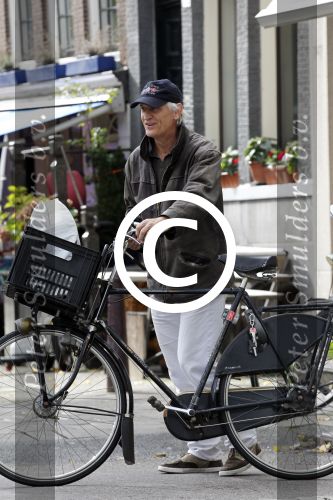 Amsterdam 8 september 2011
Wilbert Gieske doet boodschappen op de fiets en rijdt daarna naar zijn huis aan de amstel.
Peter Smulders bv