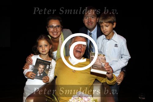 Amsterdam 12 september 2011
Boek presentatie Willem Nijholt in het nieuwe de la mar theater. Willem Nijholt met kleinkinderen en familie
Peter Smulders bv