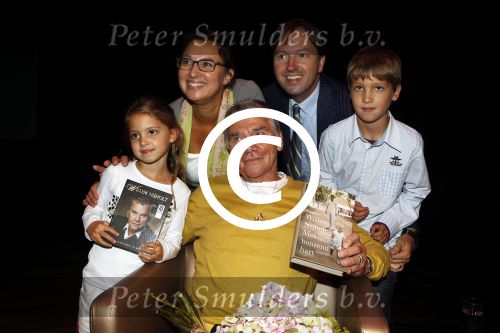 Amsterdam 12 september 2011
Boek presentatie Willem Nijholt in het nieuwe de la mar theater. Willem Nijholt met kleinkinderen en familie
Peter Smulders bv