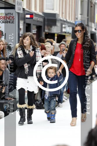 Amsterdam 4 september 2011
Grazia PC Catwalk op de pc hooftstraat. Vrouw Yes R met zoon
Peter Smulders bv