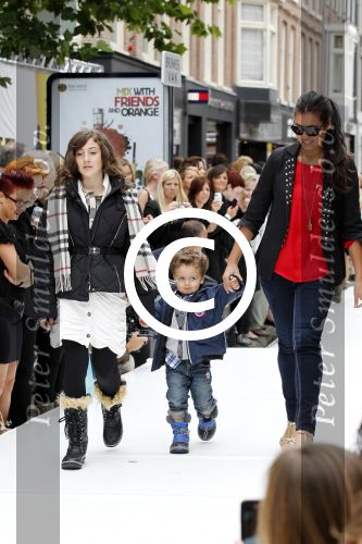 Amsterdam 4 september 2011
Grazia PC Catwalk op de pc hooftstraat. Vrouw Yes R met zoon
Peter Smulders bv