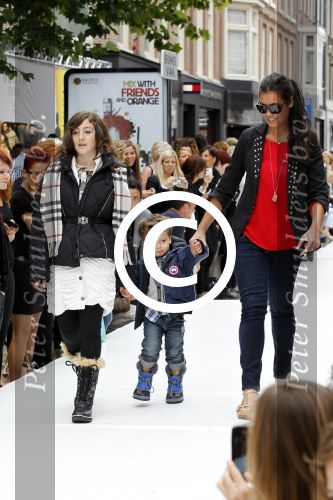 Amsterdam 4 september 2011
Grazia PC Catwalk op de pc hooftstraat. Vrouw Yes R met zoon
Peter Smulders bv