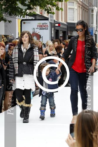 Amsterdam 4 september 2011
Grazia PC Catwalk op de pc hooftstraat. Vrouw Yes R met zoon
Peter Smulders bv