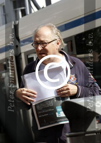 Amsterdam 13 september 2011
Youp van t hek leest krantje en staat op de tram te wachten.
Peter Smulders bv