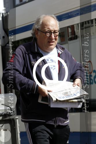 Amsterdam 13 september 2011
Youp van t hek leest krantje en staat op de tram te wachten.
Peter Smulders bv