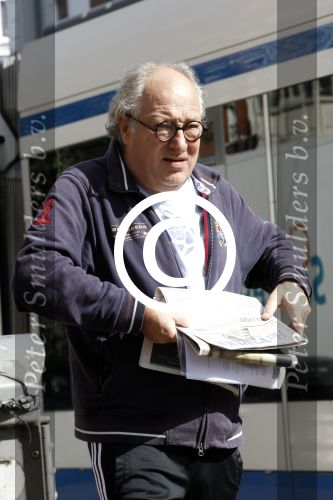 Amsterdam 13 september 2011
Youp van t hek leest krantje en staat op de tram te wachten.
Peter Smulders bv