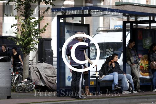 Amsterdam 13 september 2011
Youp van t hek leest krantje en staat op de tram te wachten.
Peter Smulders bv