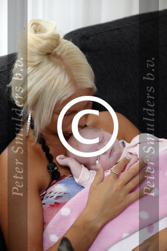 Den Haag 5 september 2012
Samantha de Jong (Barbie) en haar man Michael met hun baby dochter Angelina thuis in de babykamer.
Peter Smulders bv