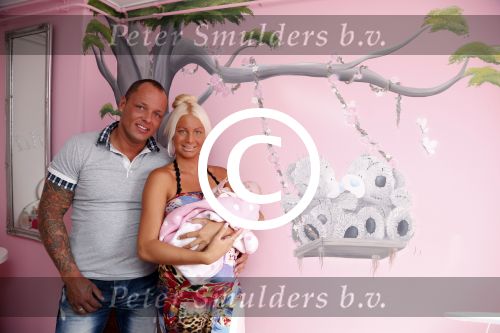 Den Haag 5 september 2012
Samantha de Jong (Barbie) en haar man Michael met hun baby dochter Angelina thuis in de babykamer.
Peter Smulders bv