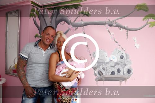 Den Haag 5 september 2012
Samantha de Jong (Barbie) en haar man Michael met hun baby dochter Angelina thuis in de babykamer.
Peter Smulders bv