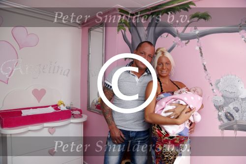 Den Haag 5 september 2012
Samantha de Jong (Barbie) en haar man Michael met hun baby dochter Angelina thuis in de babykamer.
Peter Smulders bv