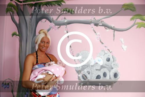 Den Haag 5 september 2012
Samantha de Jong (Barbie) en haar man Michael met hun baby dochter Angelina thuis in de babykamer.
Peter Smulders bv
