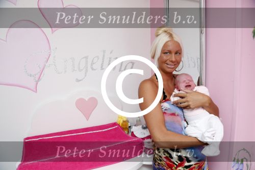 Den Haag 5 september 2012
Samantha de Jong (Barbie) en haar man Michael met hun baby dochter Angelina thuis in de babykamer.
Peter Smulders bv