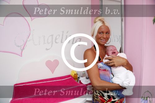 Den Haag 5 september 2012
Samantha de Jong (Barbie) en haar man Michael met hun baby dochter Angelina thuis in de babykamer.
Peter Smulders bv