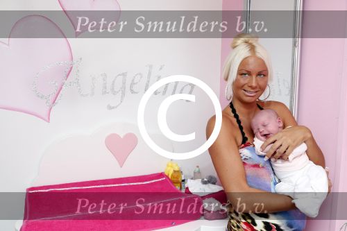 Den Haag 5 september 2012
Samantha de Jong (Barbie) en haar man Michael met hun baby dochter Angelina thuis in de babykamer.
Peter Smulders bv