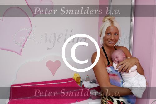 Den Haag 5 september 2012
Samantha de Jong (Barbie) en haar man Michael met hun baby dochter Angelina thuis in de babykamer.
Peter Smulders bv