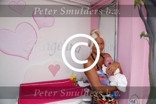 Den Haag 5 september 2012
Samantha de Jong (Barbie) en haar man Michael met hun baby dochter Angelina thuis in de babykamer.
Peter Smulders bv