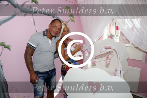 Den Haag 5 september 2012
Samantha de Jong (Barbie) en haar man Michael met hun baby dochter Angelina thuis in de babykamer.
Peter Smulders bv