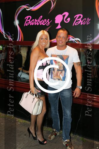 Den Haag, 14 September 2012
Opening Bar van Barbie
Barbie (Samantha en Michael) voor en achter hun nieuwe bar
Foto Peter Smulders BV