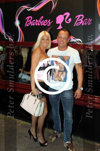 Den Haag, 14 September 2012
Opening Bar van Barbie
Barbie (Samantha en Michael) voor en achter hun nieuwe bar
Foto Peter Smulders BV
