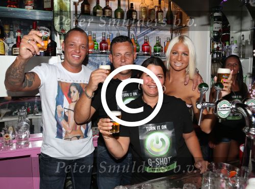 Den Haag, 14 September 2012
Opening Bar van Barbie
Barbie (Samantha en Michael) voor en achter hun nieuwe bar
Foto Peter Smulders BV
