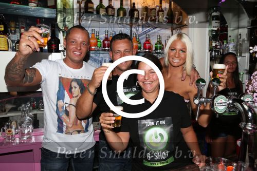 Den Haag, 14 September 2012
Opening Bar van Barbie
Barbie (Samantha en Michael) voor en achter hun nieuwe bar
Foto Peter Smulders BV
