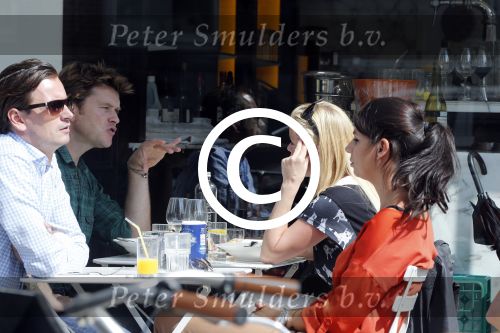 Amsterdam 30 augustus 2012
Beau v Erven Dorens en Bridget Maasland samen op terras.
Peter Smulders bv
