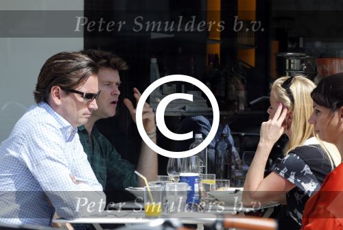 Amsterdam 30 augustus 2012
Beau v Erven Dorens en Bridget Maasland samen op terras.
Peter Smulders bv