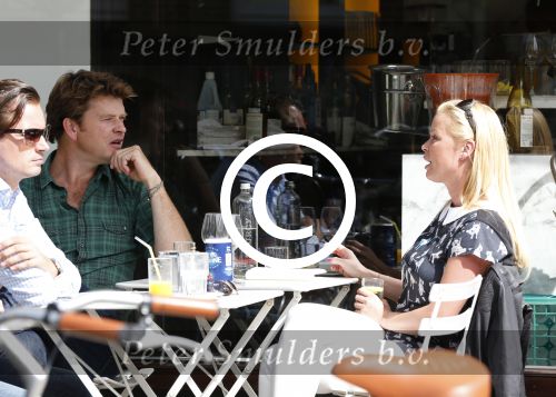 Amsterdam 30 augustus 2012
Beau v Erven Dorens en Bridget Maasland samen op terras.
Peter Smulders bv