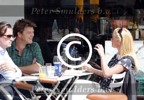 Amsterdam 30 augustus 2012
Beau v Erven Dorens en Bridget Maasland samen op terras.
Peter Smulders bv