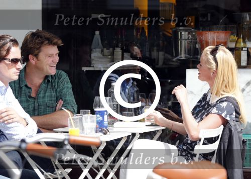 Amsterdam 30 augustus 2012
Beau v Erven Dorens en Bridget Maasland samen op terras.
Peter Smulders bv