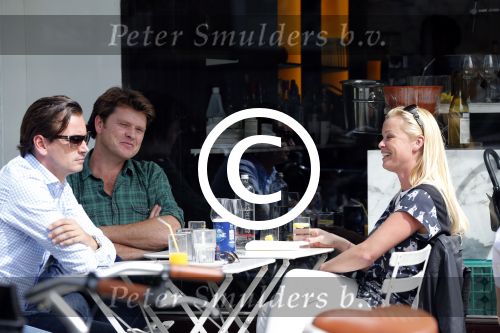 Amsterdam 30 augustus 2012
Beau v Erven Dorens en Bridget Maasland samen op terras.
Peter Smulders bv