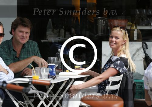 Amsterdam 30 augustus 2012
Beau v Erven Dorens en Bridget Maasland samen op terras.
Peter Smulders bv