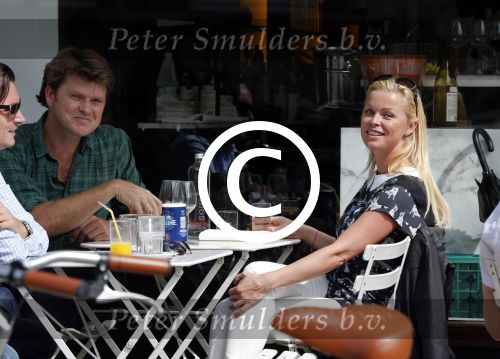 Amsterdam 30 augustus 2012
Beau v Erven Dorens en Bridget Maasland samen op terras.
Peter Smulders bv
