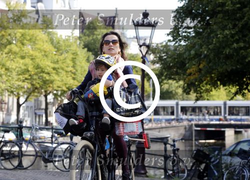 Amsterdam 1 september 2012
Birgit Schuurman met zoon Chico op de fiets.
Peter Smulders bv
