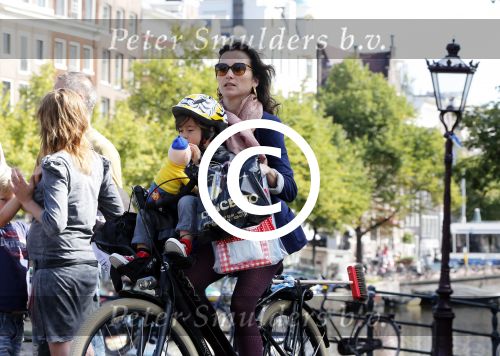 Amsterdam 1 september 2012
Birgit Schuurman met zoon Chico op de fiets.
Peter Smulders bv